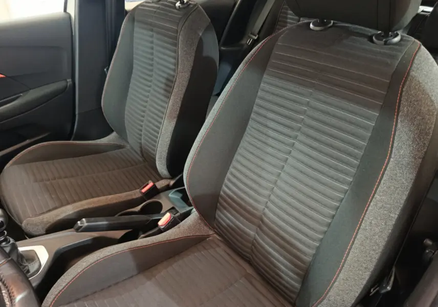 Vue rapprochée des sièges avant noirs avec surpiqûres rouges de la Peugeot 208 PureTech 100 S&S Active Business 2020.