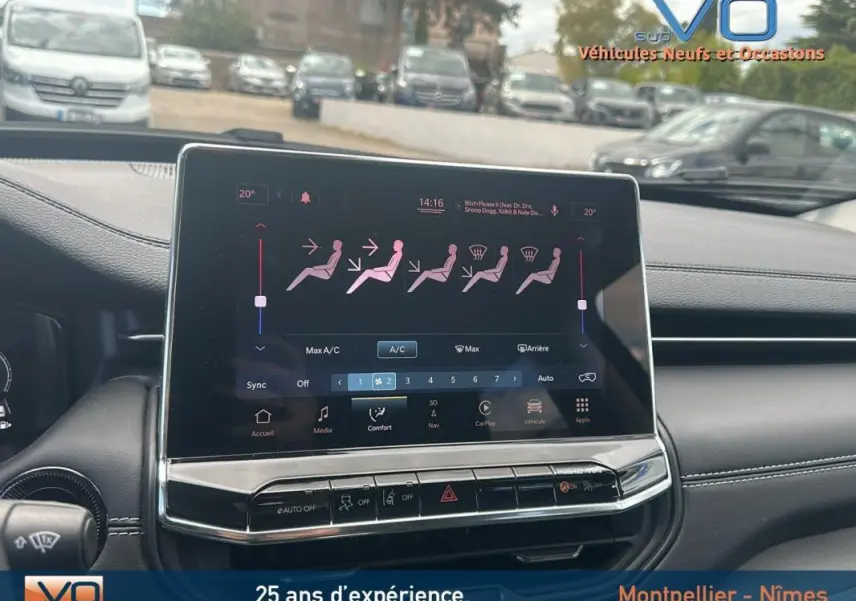 Écran tactile du tableau de bord du Jeep Compass bleu 2023 montrant les réglages de climatisation et confort