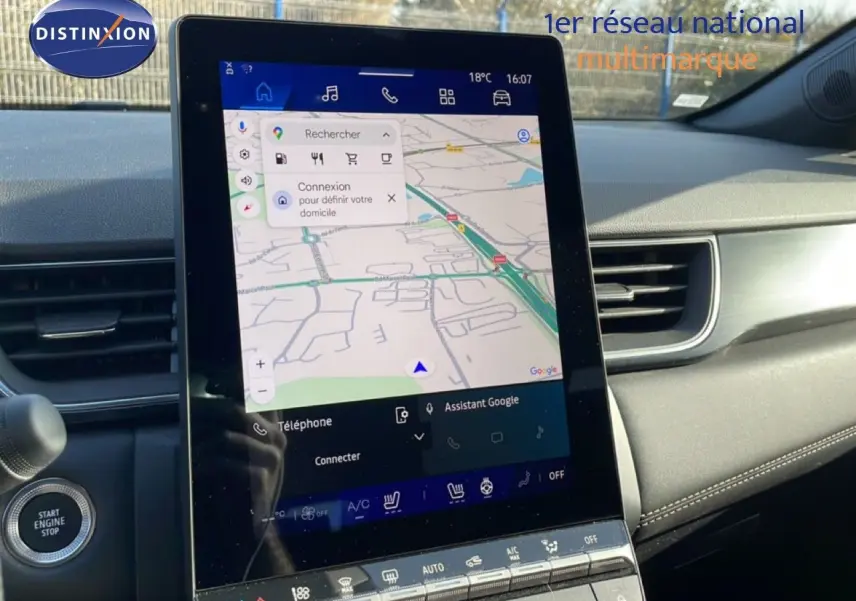 Vue rapprochée de l’écran tactile central du tableau de bord du Renault Symbioz gris cassiopée, affichant la navigation GPS.