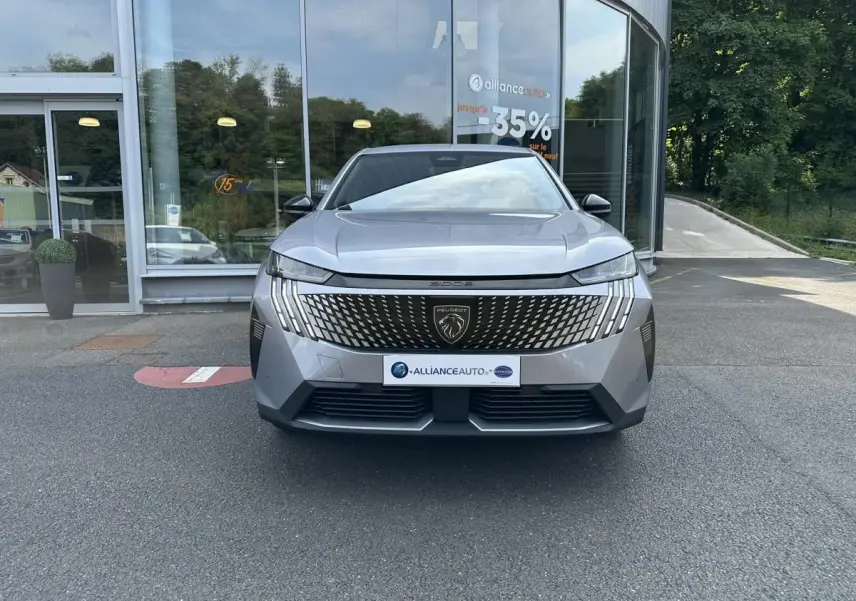 Vue frontale du Peugeot 3008 gris Artense 2024 avec calandre noire distinctive et logo lion central.