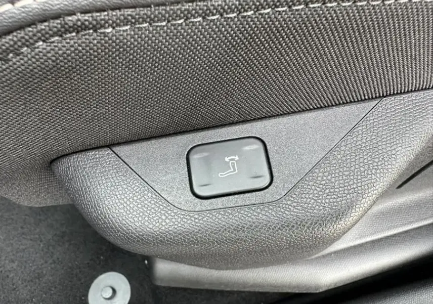 Bouton de réglage manuel de l'inclinaison du siège avant droit sur Peugeot 3008 gris Artense 2024.