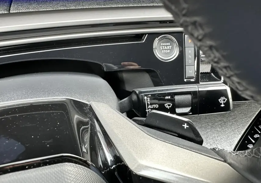 Gros plan intérieur sur la commande d’essuie-glace et bouton start/stop du Peugeot 3008 gris Artense, côté droit du volant.