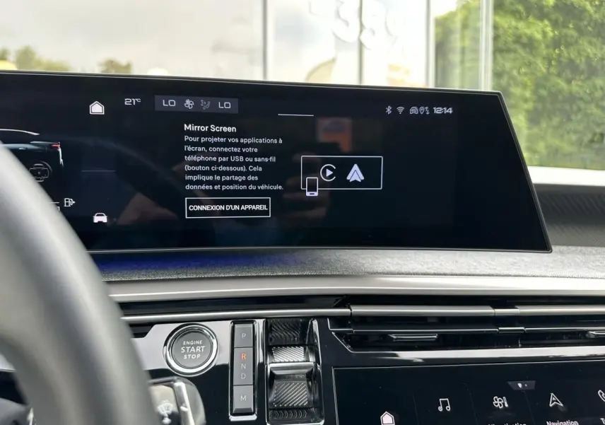 Vue intérieure du tableau de bord du Peugeot 3008 2024, écran tactile panoramique affichant Mirror Screen.