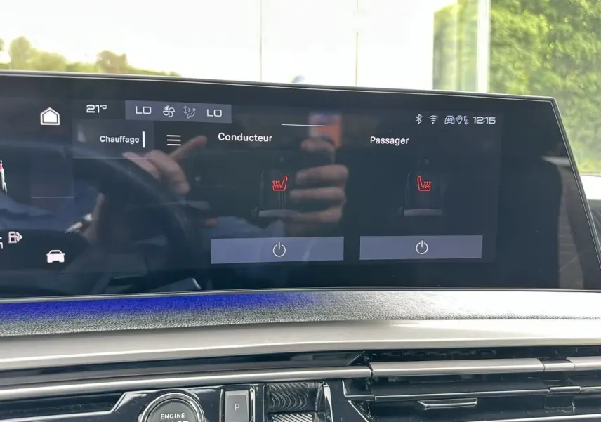 Écran tactile central du tableau de bord du Peugeot 3008 2024, affichant le réglage du chauffage des sièges.