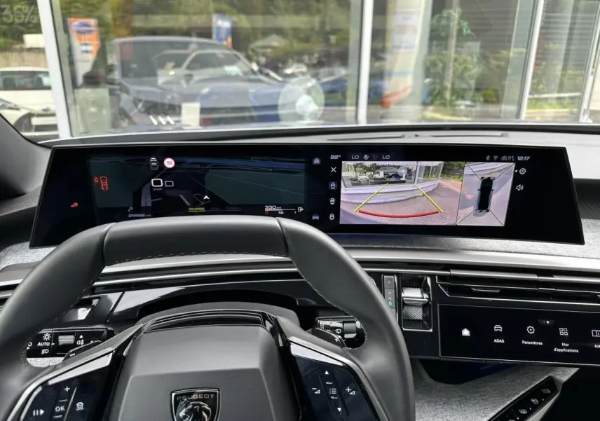 Vue intérieure du tableau de bord du Peugeot 3008 gris Artense, avec double écran HD panoramique et volant compact.