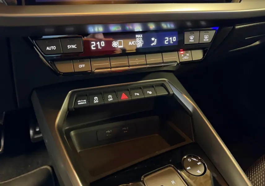 Vue rapprochée de la console centrale de l'Audi A3 2.0 TDI 150 S-TRONIC S-Line avec commandes climatisation et boutons multifonctions.