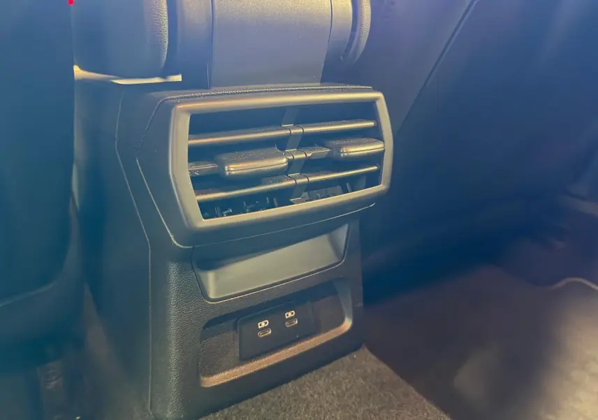 Détail des aérateurs arrière et ports USB-C noirs dans l’habitacle d’une Audi A3 2.0 TDI S-Line 2022.