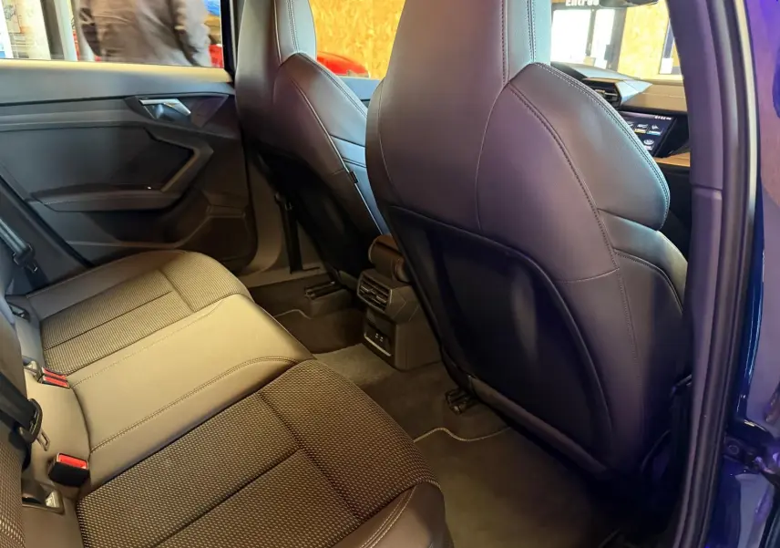 Vue intérieure arrière côté droit d’une Audi A3 2.0 TDI S-Line bleu, montrant les sièges noirs en tissu et cuir.