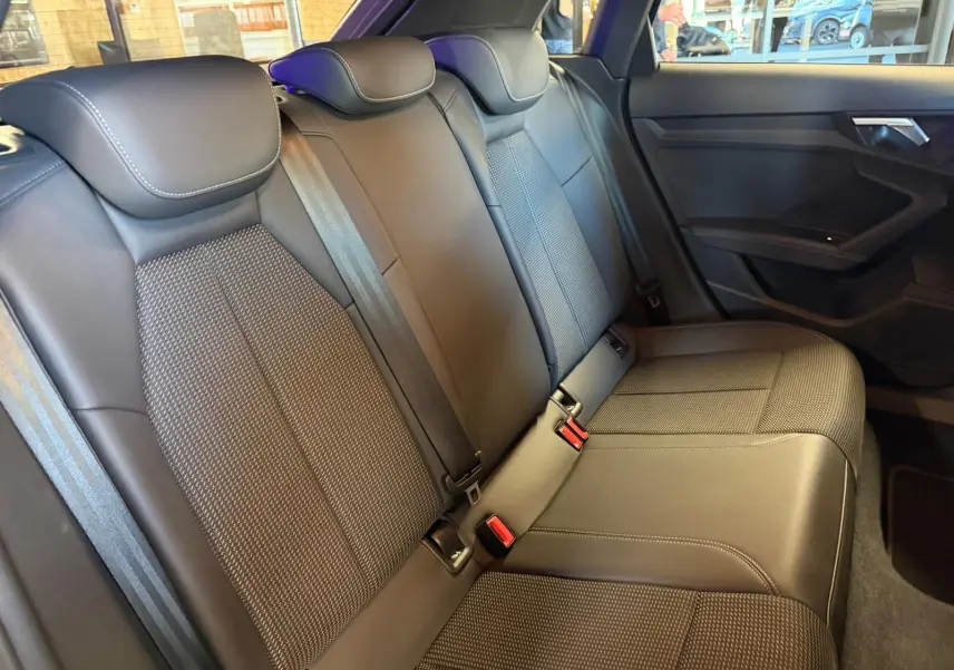 Vue intérieure de la banquette arrière en tissu noir de l'Audi A3 2.0 TDI S-Line, avec ceintures et appuie-têtes visibles.