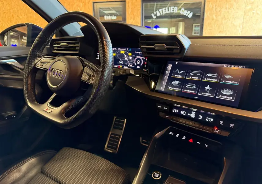 Vue intérieure côté conducteur de l’Audi A3 2.0 TDI 2022, volant sport S-Line, écran tactile et tableau de bord numérique.