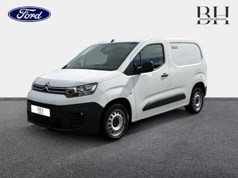 Vue 3/4 avant d'un Citroën Berlingo Fourgon blanc Banquise avec portes latérales et pare-chocs noirs.