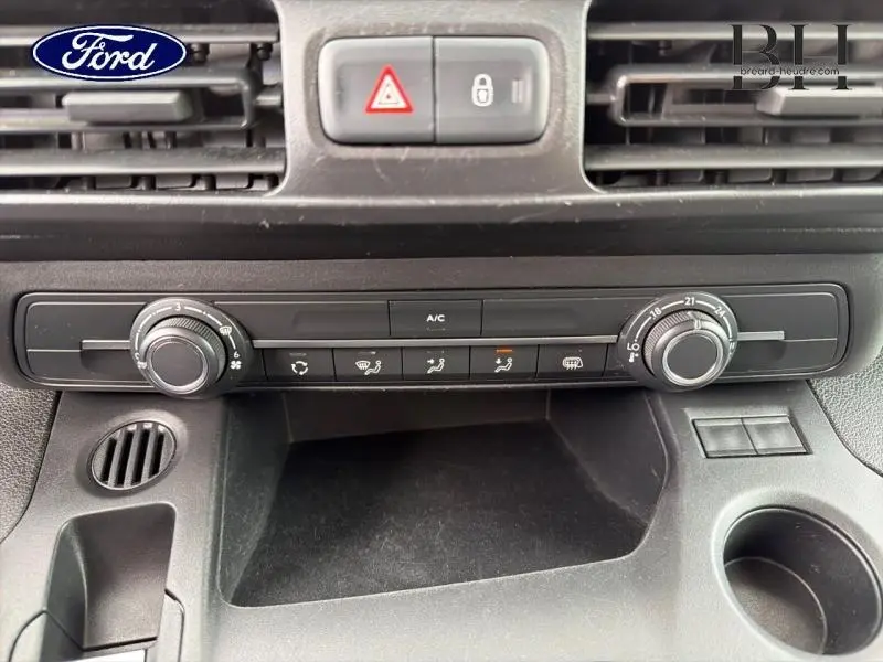 Détail de la console centrale du Citroën Berlingo Fourgon blanc, montrant les commandes de climatisation et les aérateurs.
