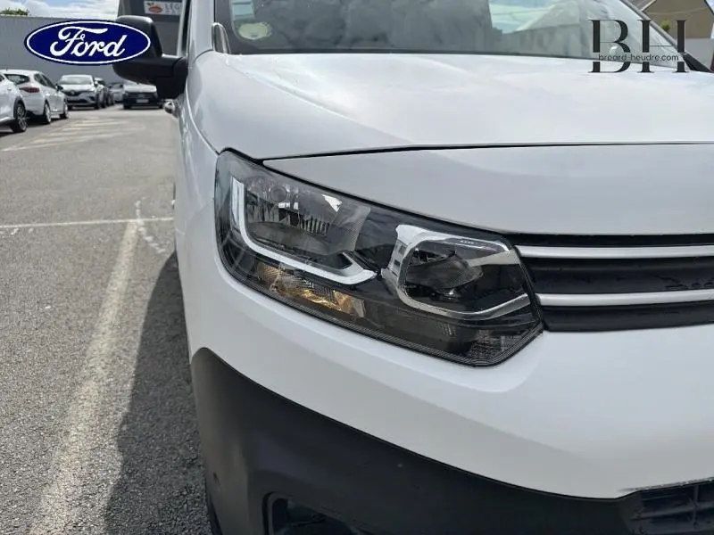 Gros plan sur le phare avant gauche du Citroën Berlingo Fourgon blanc Banquise, soulignant son design moderne.