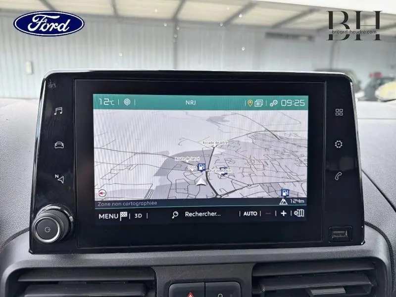 Écran tactile central du tableau de bord avec GPS cartographique dans un Citroën Berlingo Fourgon blanc, vue frontale rapprochée.