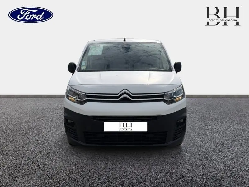 Vue avant d'un Citroën Berlingo Fourgon blanc Banquise avec calandre noire et pare-chocs noir mat.