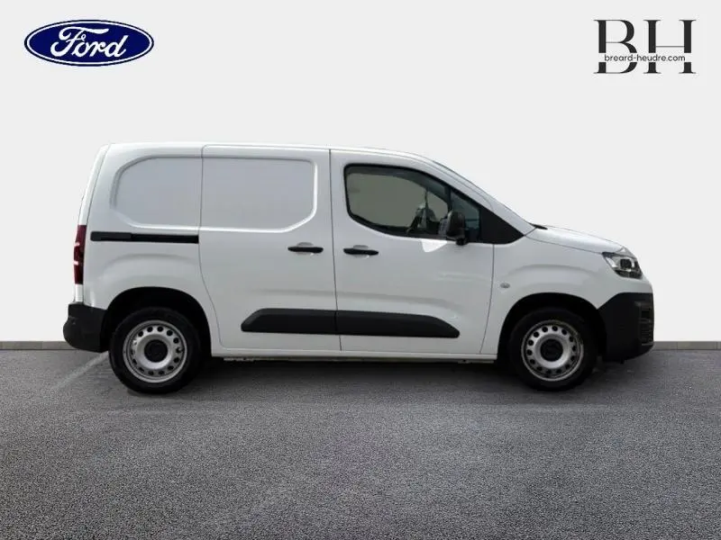 Vue latérale droite d'un utilitaire blanc banquise Citroën Berlingo Fourgon M 1000kg avec portes latérales et arrière battantes.