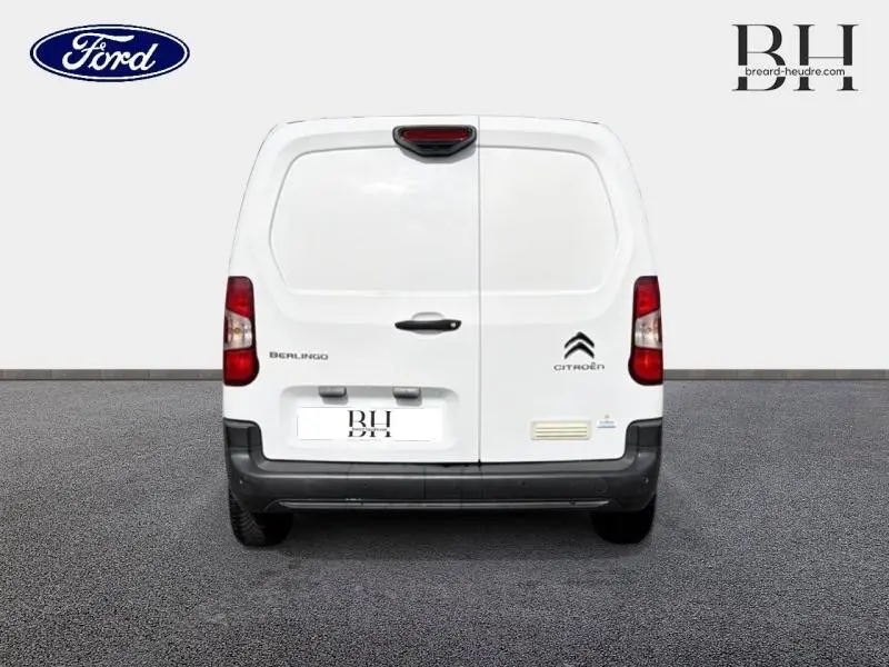 Vue arrière d'un Citroën Berlingo Fourgon blanc Banquise avec portes battantes et feux arrière rouges.