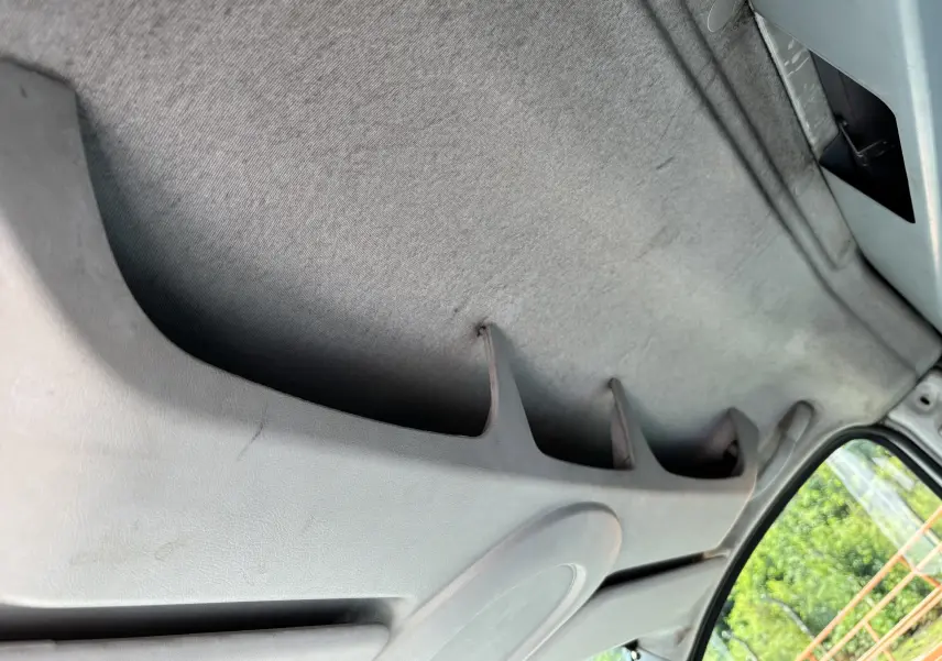 Vue intérieure du plafond de cabine du FIAT Scudo Fourgon blanc, montrant les rangements supérieurs et la trappe de toit.