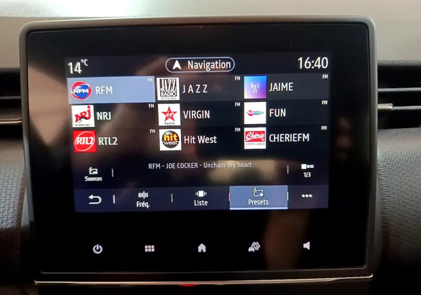 Écran tactile central de la Renault Clio Business blanc 2021 affichant les stations radio FM et la navigation à 16h40.