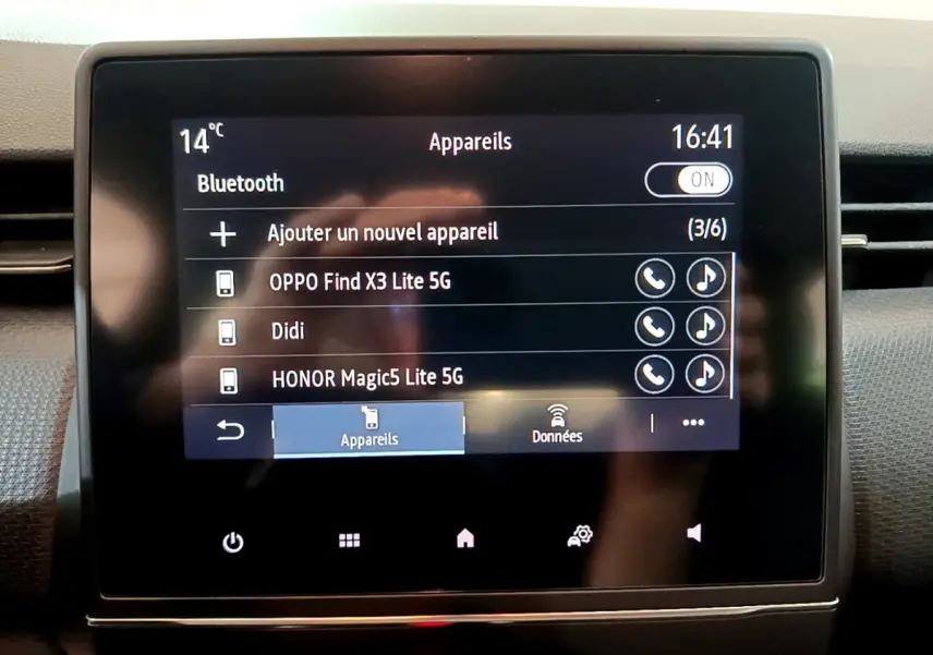 Écran tactile central de la Renault Clio Business blanche 2021 affichant la liste des appareils Bluetooth connectés.