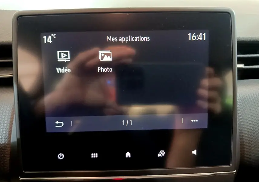 Écran tactile central de la Renault Clio Business blanc 2021 affichant les applications vidéo et photo à 16h41