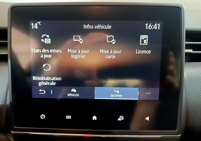 Écran tactile central de la Renault Clio Business blanc 2021 affichant le menu de mise à jour logiciel et carte.