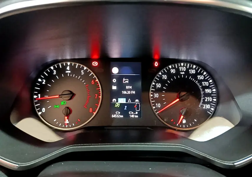 Tableau de bord de Renault Clio Business 2021, affichage numérique central et compteurs analogiques éclairés.