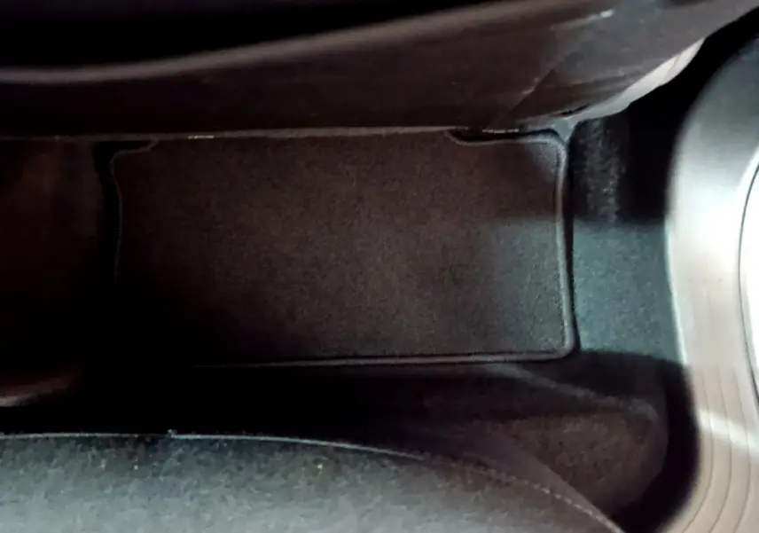 Tapis de sol noir côté passager avant dans une Renault Clio Business blanche de 2021, vue intérieure rapprochée.