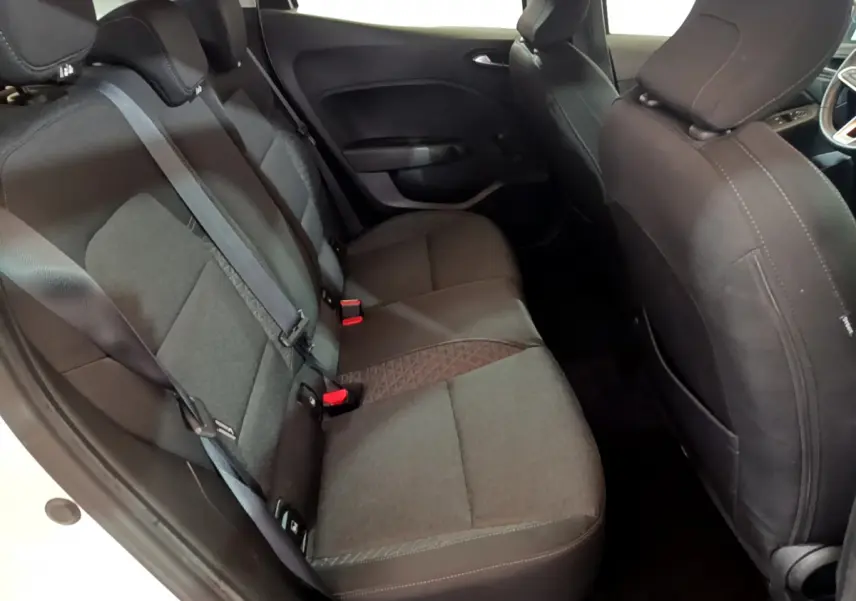 Vue intérieure côté gauche des sièges arrière noirs de la Renault Clio Business SCe 65 blanche de 2021.