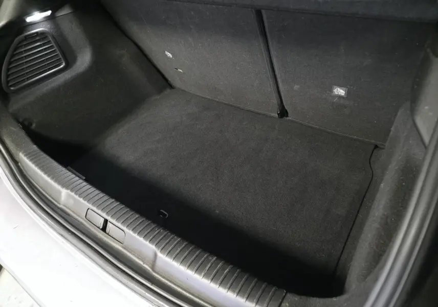 Vue rapprochée du coffre noir vide du DS3 Crossback 2022, soulignant son espace de rangement intérieur.