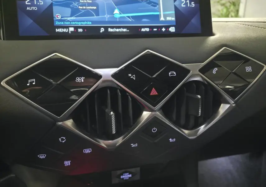 Détail du tableau de bord DS3 Crossback 2022 avec commandes tactiles noires et aérateurs centraux chromés.