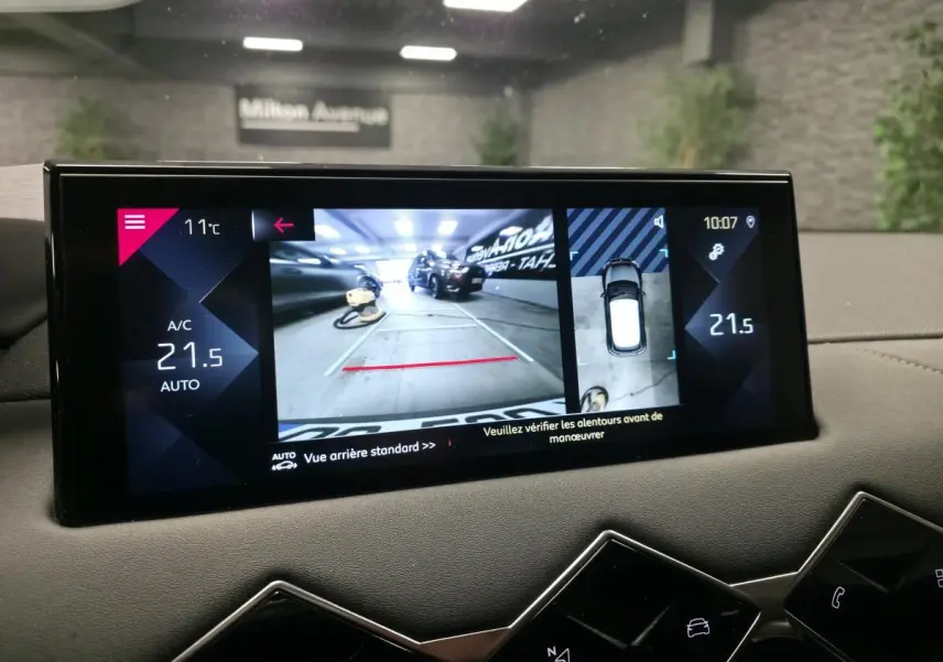 Écran tactile intérieur montrant la caméra 360° et la vue arrière du DS3 Crossback gris, avec affichage de la climatisation à 21,5°C.