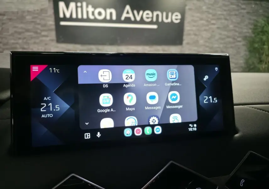 Écran tactile central du DS3 Crossback 2022 affichant les applications connectées et la température intérieure à 21,5°C.