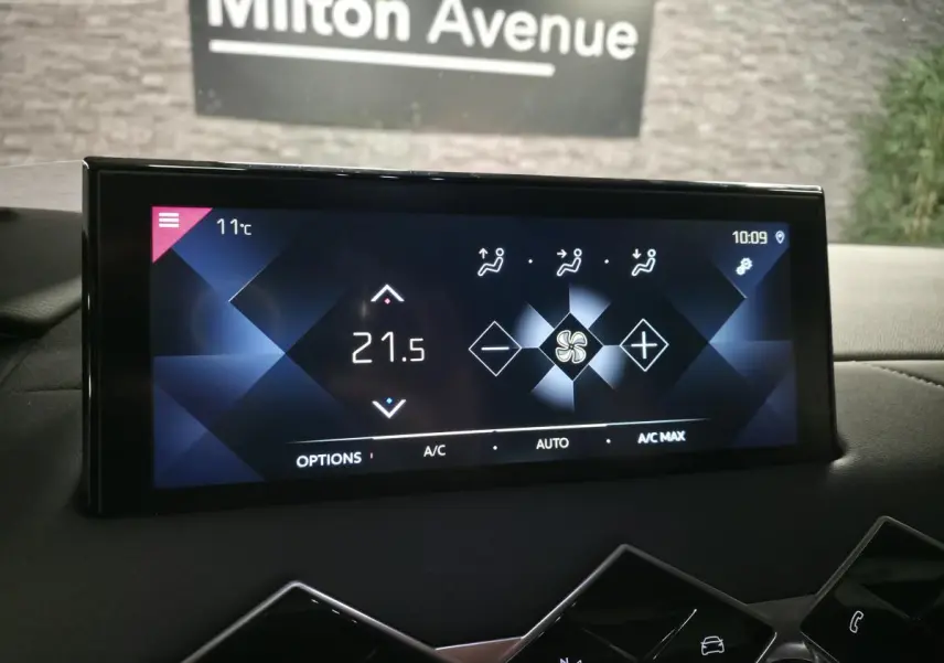Écran tactile central du DS3 Crossback affichant les réglages de climatisation à 21,5°C avec interface moderne.