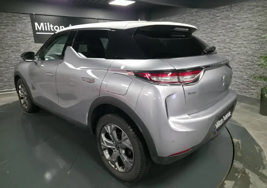 DS3 Crossback gris métallisé vu en 3/4 arrière droit, avec toit noir et jantes alliage 17 pouces Ankara.