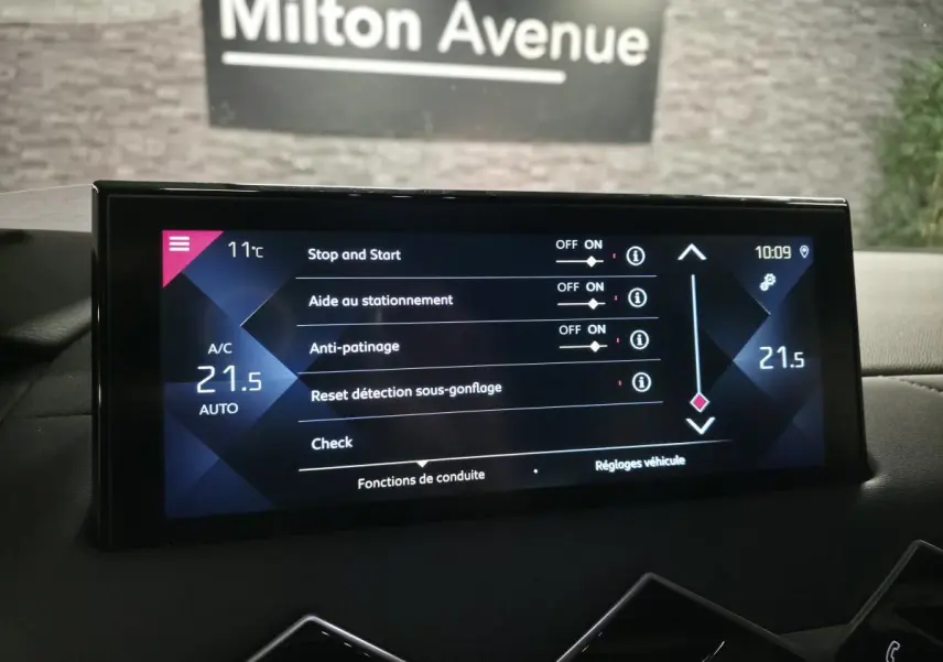 Écran tactile central du DS3 Crossback 2022 affichant les réglages d’aide à la conduite et climatisation à 21,5°C.