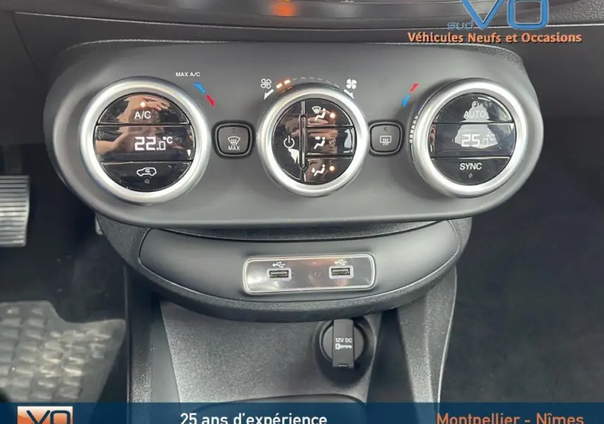 Vue rapprochée du tableau de bord gris du Fiat 500X MY22 montrant les commandes de climatisation et ports USB.