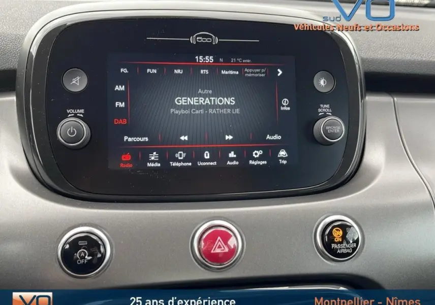 Écran tactile central du tableau de bord gris du Fiat 500X MY22 avec commandes audio et boutons de sécurité visibles.