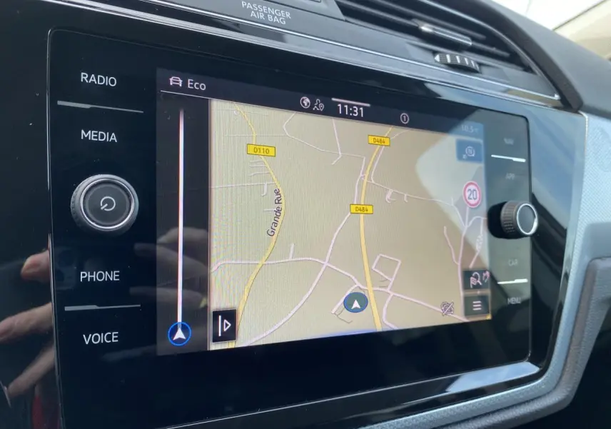 Écran tactile du système de navigation Discover Media du Volkswagen Touran 2025, affichant une carte routière.