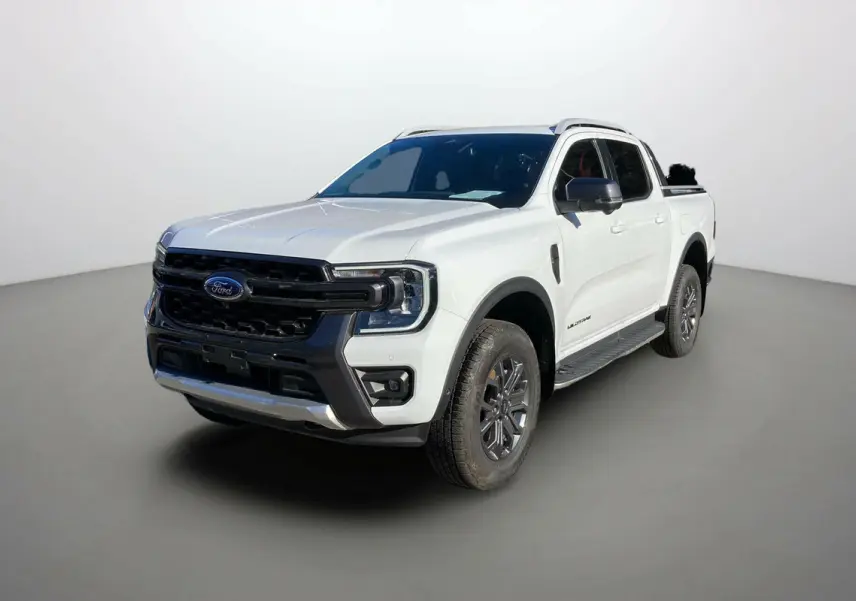 Ford Ranger Wildtrak blanc glacier vu en 3/4 avant droit, avec calandre noire et jantes alu 18 pouces.
