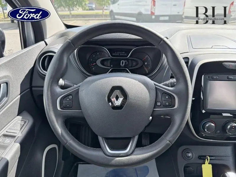 Vue intérieure centrée sur le volant noir du Renault Captur 2018 avec tableau de bord et écran tactile visibles.