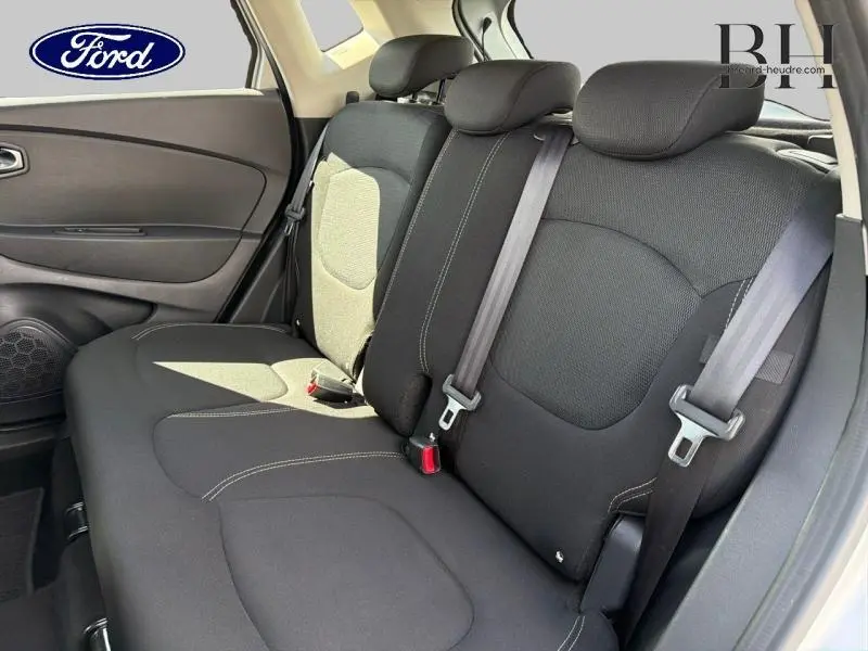 Vue intérieure sur la banquette arrière noire avec ceintures de sécurité et appuie-têtes dans un Renault Captur gris platine.