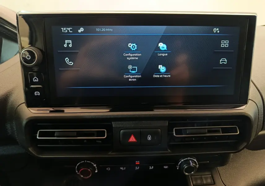 Écran tactile central du tableau de bord du Peugeot Partner 2026 avec commandes et aérateurs noirs.