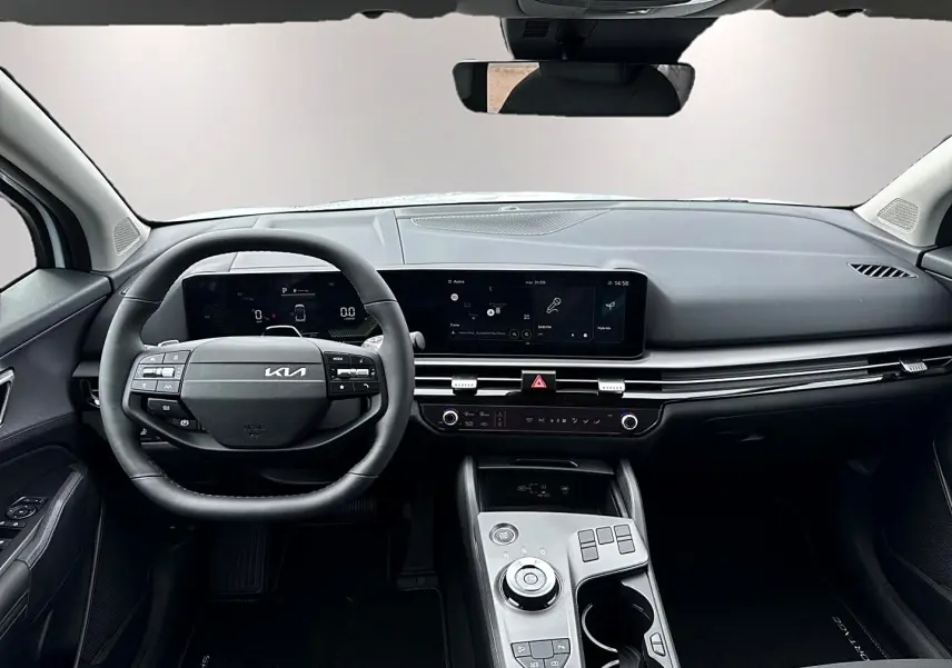 Vue intérieure frontale du tableau de bord et volant cuir noir du Kia Sportage 1.6 hybride 2026 avec écran tactile large.