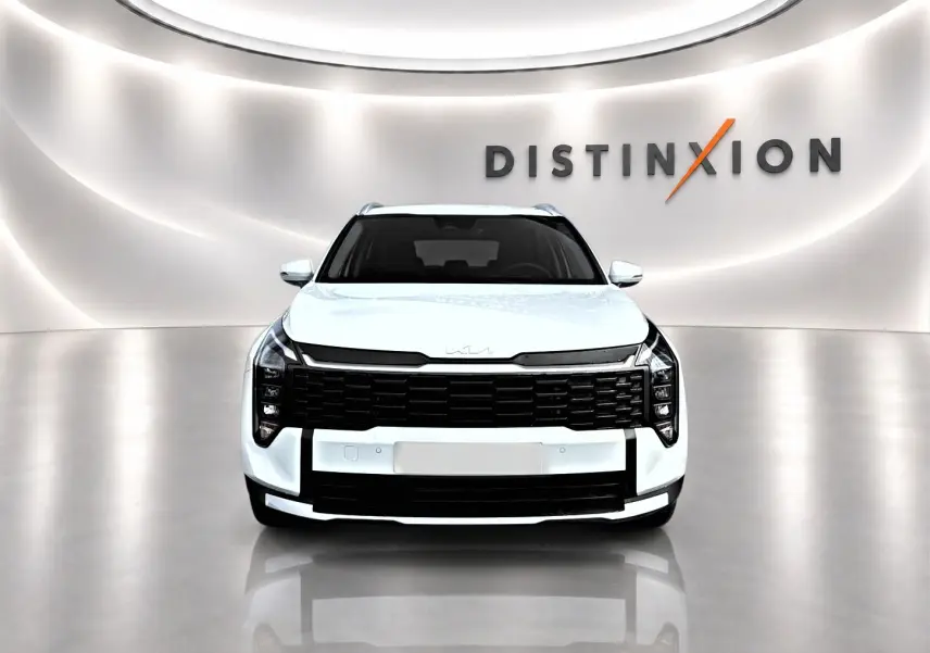 Vue de face du KIA SPORTAGE blanc 1.6 hybride 239 active avec calandre noire et logo moderne sur fond lumineux.