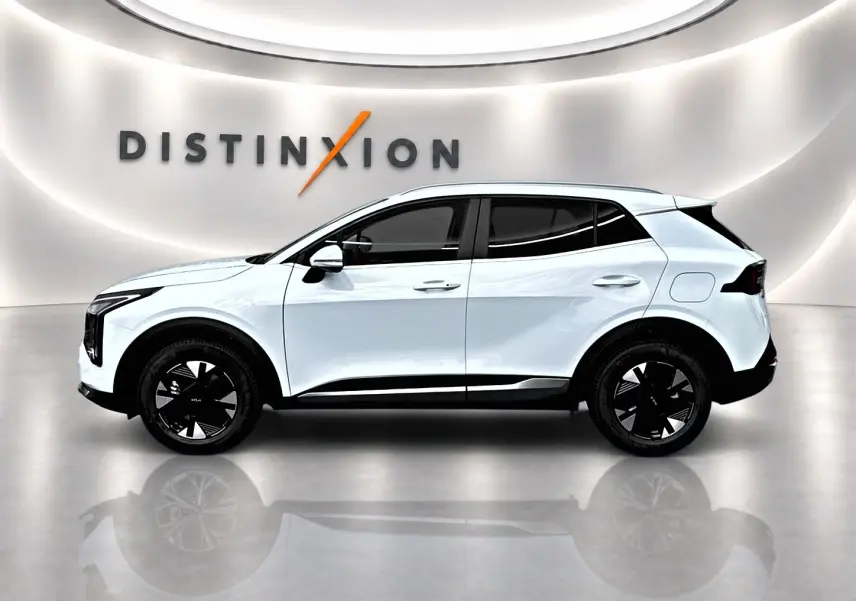 KIA Sportage 1.6 hybride blanc vu de profil côté gauche, avec jantes noires et toit légèrement incliné.