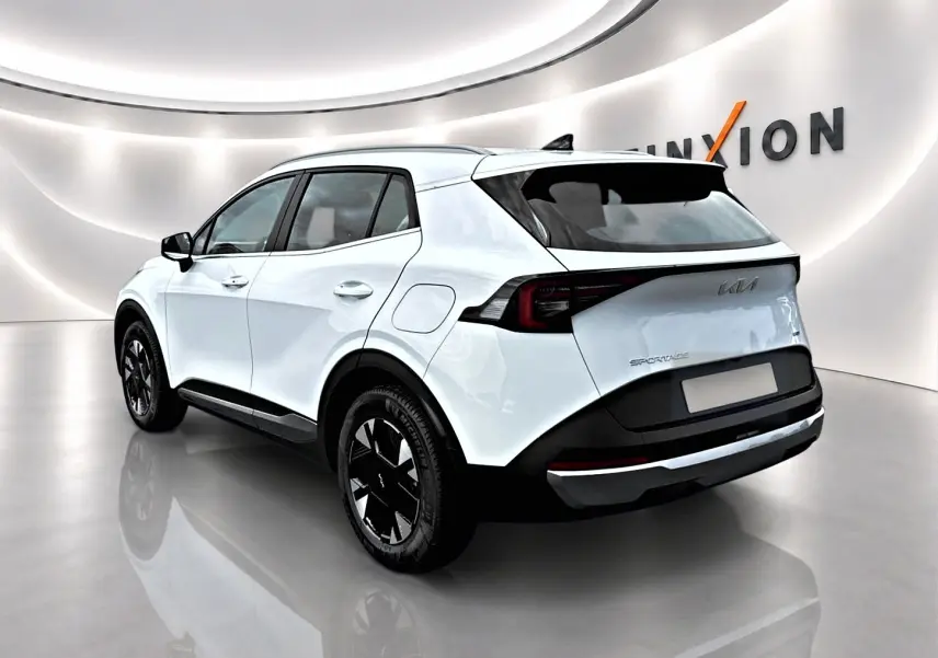 KIA Sportage 1.6 hybride blanc vu en 3/4 arrière droit, avec jantes alu noires et feux arrière LED.