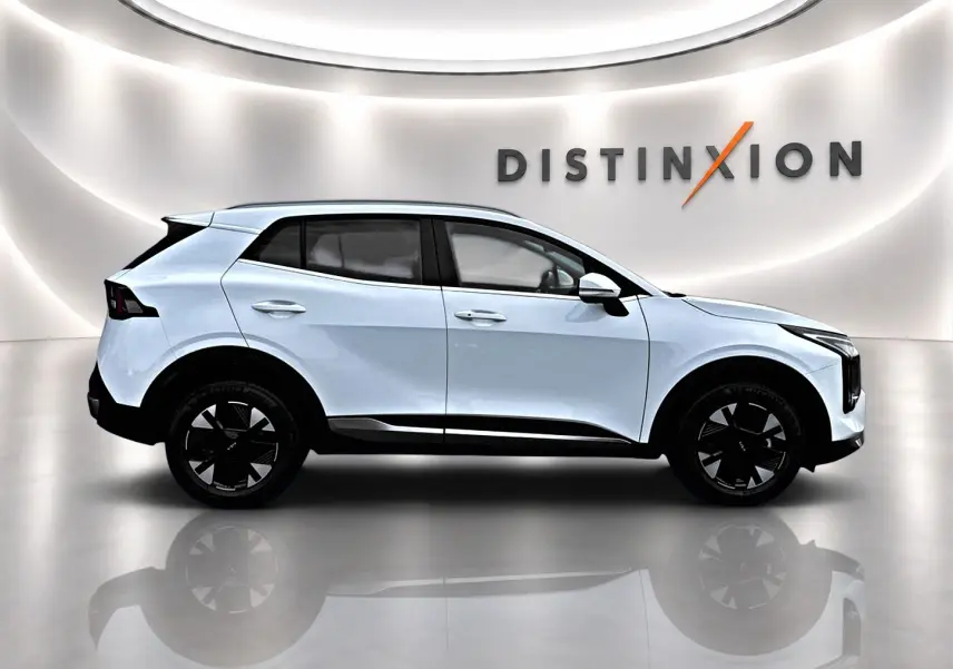 Profil droit d'un KIA SPORTAGE blanc 2026 dans un showroom avec jantes noires et toit noir contrastant.