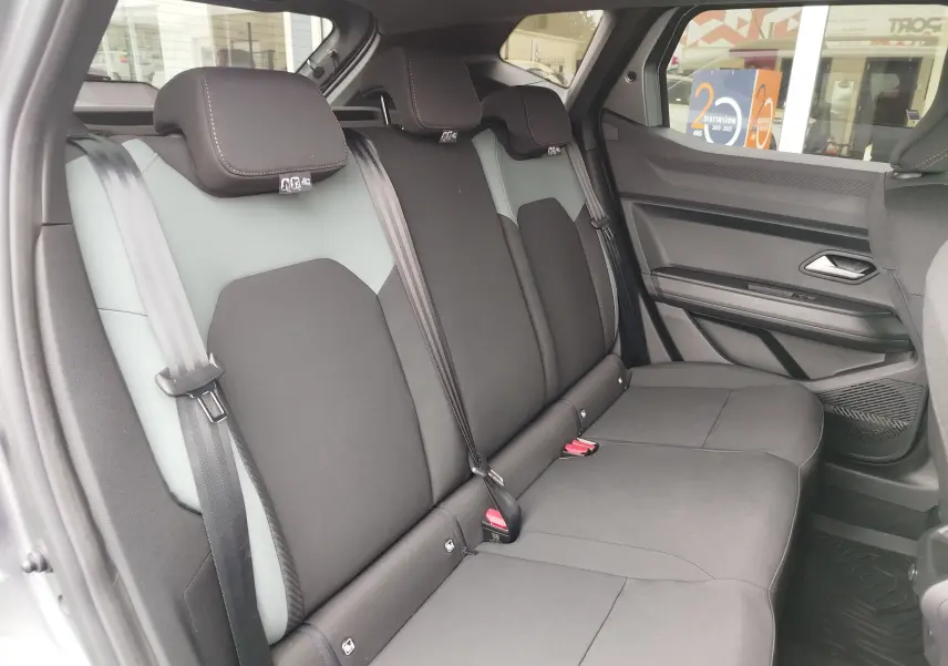 Vue intérieure côté droit des sièges arrière gris foncé et gris clair du Dacia Duster 2025 finition Extreme.