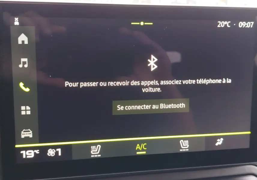 Écran tactile du tableau de bord du Dacia Duster 2025 affichant la connexion Bluetooth et commandes climatisation.